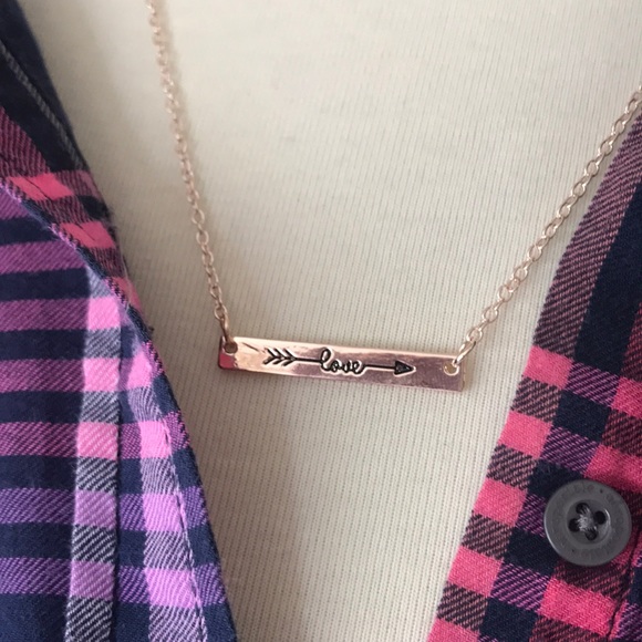 Dainty Rose gold colored love/arrow necklace - Picture 2 of 5